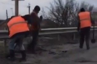 В Полтаве ямы на дорогах засыпают землей