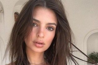 Мексиканские каникулы: Эмили Ратажковски в купальнике показала упругие ягодицы