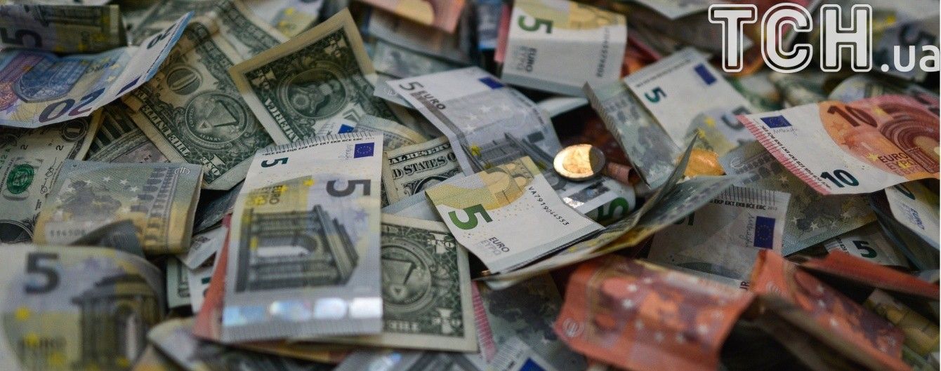 Доллар и евро подешевели в курсах Нацбанка на 12 июня. Инфографика