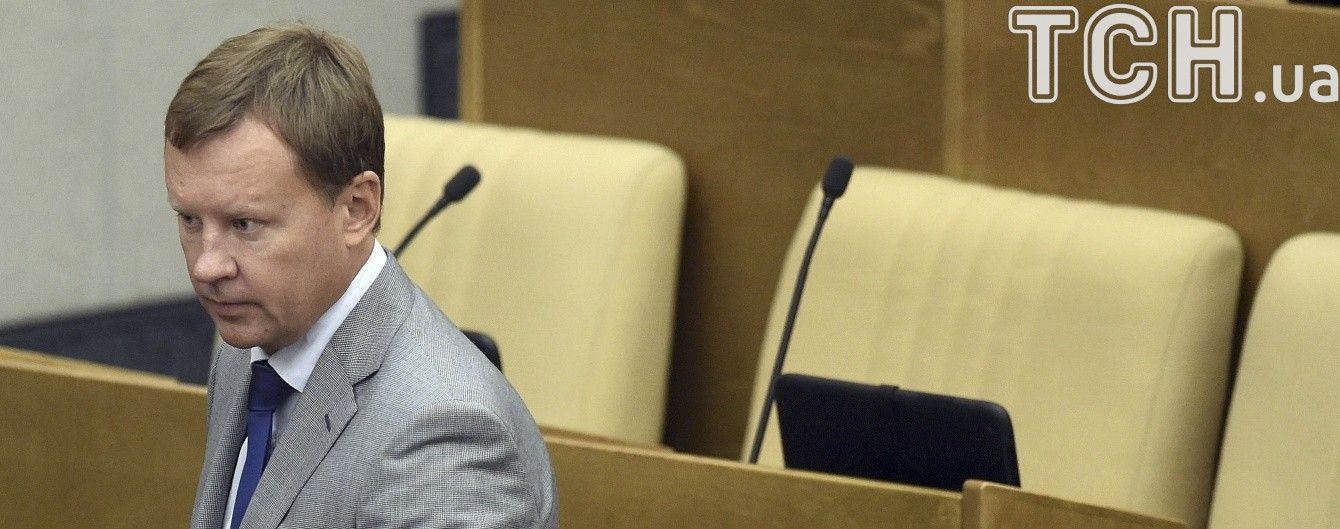 Свідки стверджують, що затриманого у справі вбивства Вороненкова виводили з дому побитим