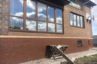 Під Києвом чоловік відбився від озброєних чоловіків у масках, які вдерлися до його будинку