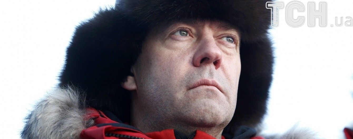 Медведев не ездит в регионы из-за расследования Навального о его виллах и виноградниках - СМИ