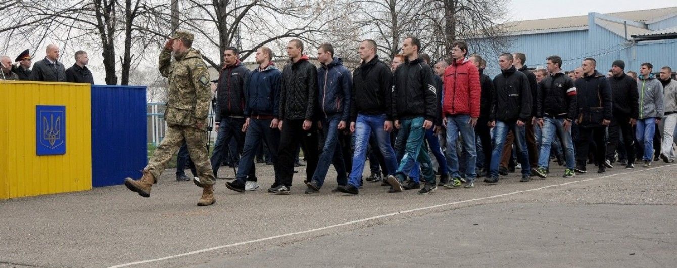 В Тернополе парень выпал с пятого этажа военкомата, чтобы уклониться от призыва