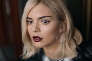 Скандальную рекламу Pepsi с сестрой Кардашян удалили из-за возмущений в Сети