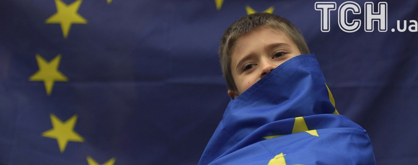 Еврофлешмоб: В разных городах Украины подняли флаги ЕС