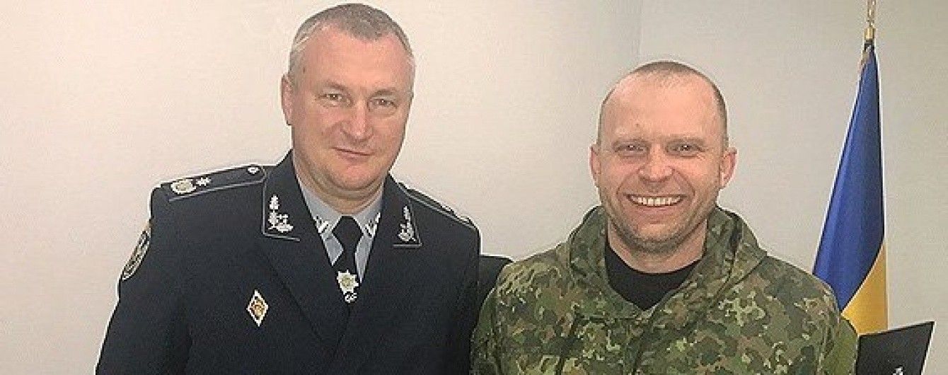 Порошенко наградил полицейского, который принимал участие в столкновениях с Парасюком