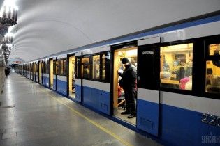 В киевском метро погиб экстремал, который хотел прокатиться на вагоне поезда