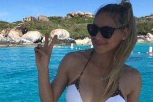 Выглядит отлично: Анна Курникова показала фигуру в купальнике