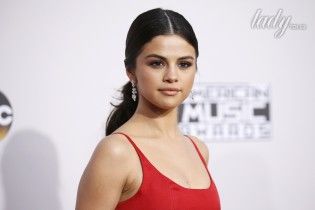 Бойфренд Селены Гомес показал их интимное фото