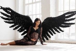 Вагітна Стоцька приміряла вишиванку та похизувалася чималим животиком