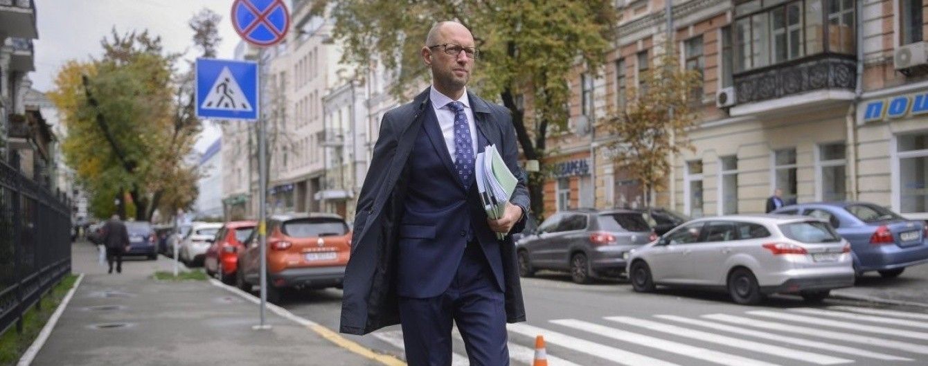Переписування підручників й чужих статтей. Науковець звинуватила Яценюка у плагіаті дисертації