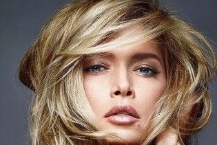 В пестром платье и с красными губами: Вера Брежнева продемонстрировала яркий образ
