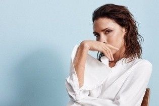 В белой рубашке и спортивных штанах: Виктория Бекхэм в новой фотосессии для глянца