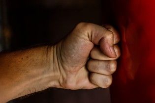 У Луцьку п'яний чоловік бив матір, поки вона не померла