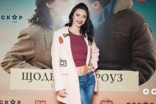 "НеАнгел" Вика в коротком топе сверкнула плоским животом