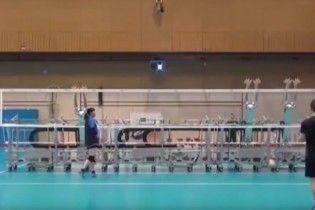 Японские волейболистки провели тренировку с роботами