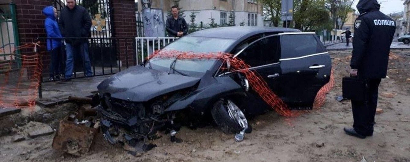 Во Львове пьяный работник автосервиса разбил автомобиль клиента