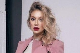Выглядит хорошо: беременная жена Дмитрия Ступки вышла в свет в цветочном платье