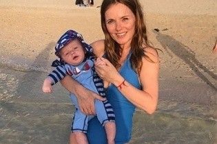 Спустя три месяца после родов: 44-летняя Джери Холлиуэлл показала фигуру в купальнике
