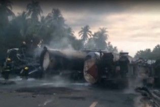 В Мексике автобус c пассажирами столкнулся с бензовозом