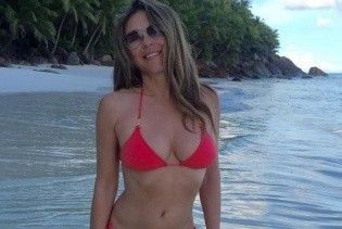 Красотка в красном бикини: новое пляжное фото 51-летней Элизабет Херли