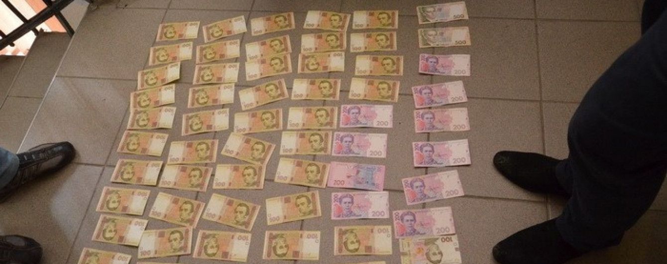В Івано-Франківську поліцейський вимагав хабар в 9 тис. грн за дозвіл на володіння зброєю