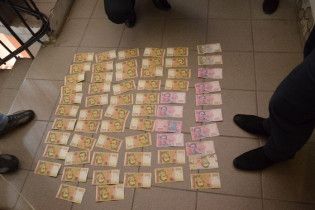 В Івано-Франківську поліцейський вимагав хабар в 9 тис. грн за дозвіл на володіння зброєю