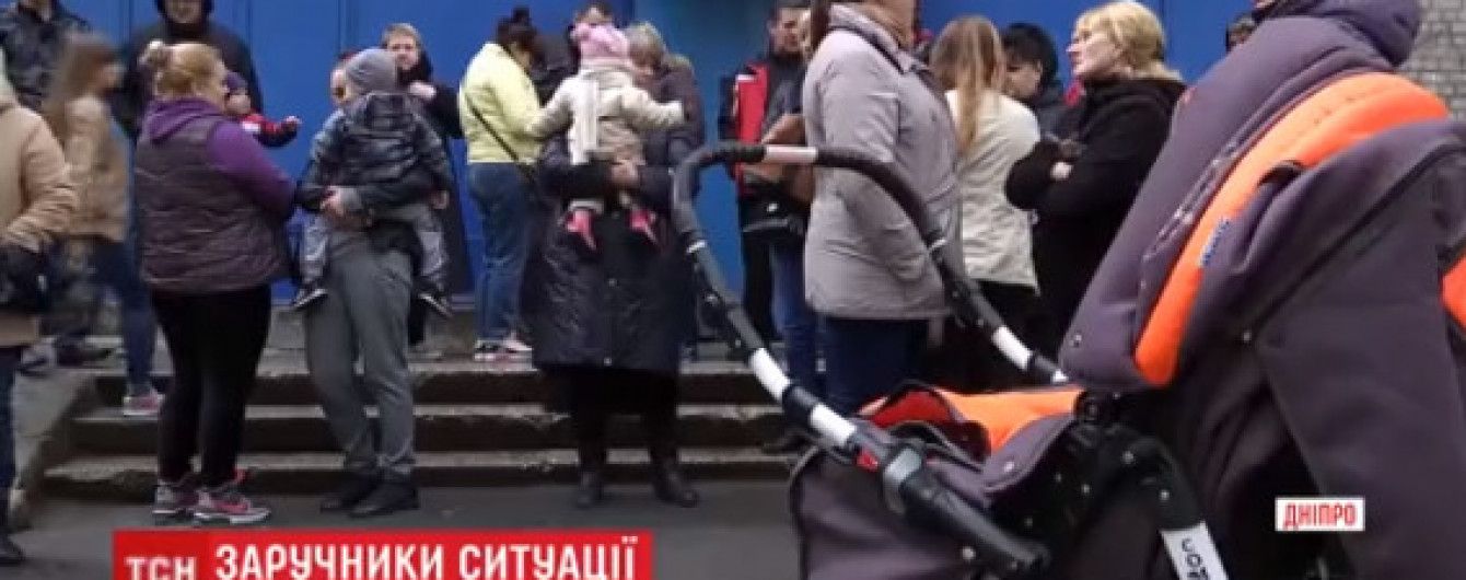 Сотні дніпровців битимуться до крові за помешкання у гуртожитку, який відбирають