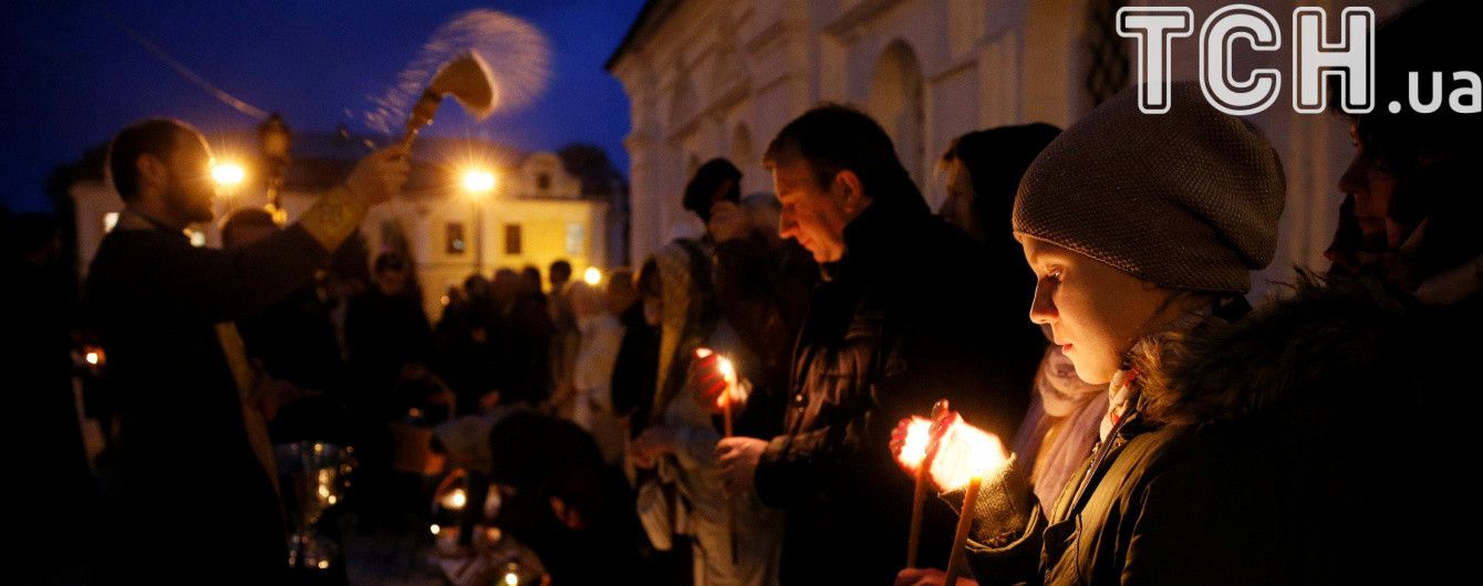 Родина Порошенків приїхала на пасхальну службу