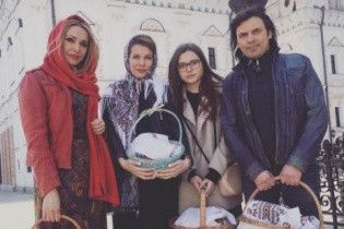Сумская с мужем и дочками показала, как святила паски