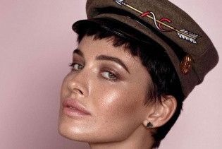 В странном бюстгальтере и с попугаем на голове: Даша Астафьева в новом фотосете для глянца