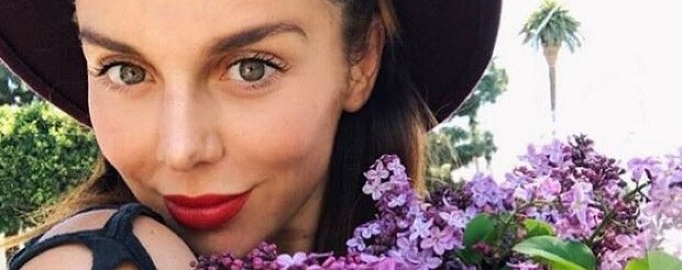 С красной помадой и букетом сирени: Анна Седокова выложила новое селфи