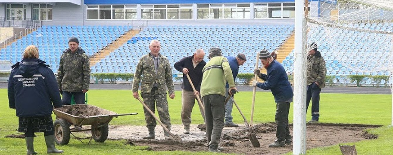 Агрономи "Динамо" готують поле в Миколаєві до матчу Кубка України