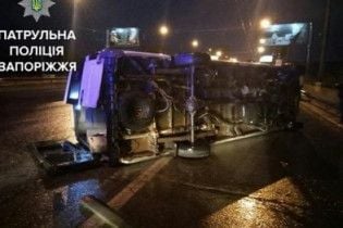В Запорожье из-за скользкой дороги на дамбе перевернулась маршрутка, есть пострадавшие