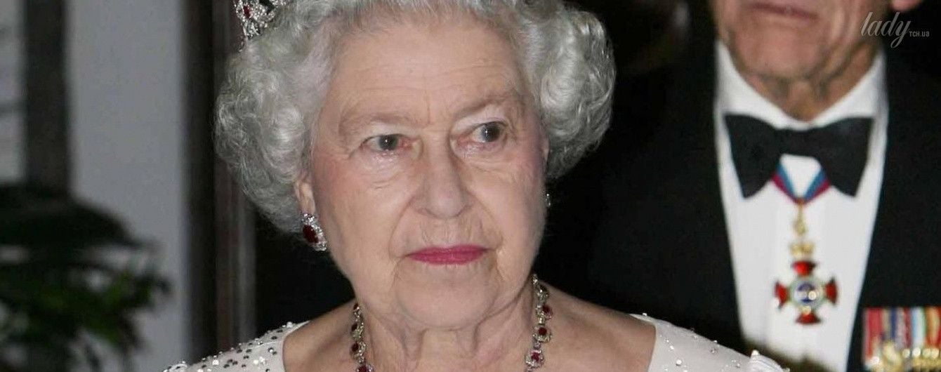 Королева Елизавета II: юные годы, свадьба и безупречные образы разных лет