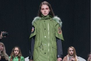 Яркие парки, трикотажные свитеры и платья с кружевом в коллекции Aina Gasse FW 2017-18