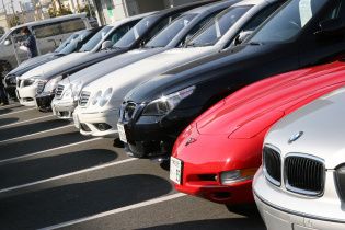 В Украине скупают элитные автомобили
