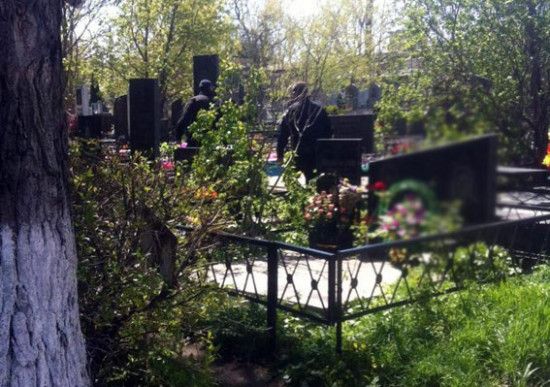 Яма для небіжчика стала причиною сутички між ритуальниками і дніпрянами