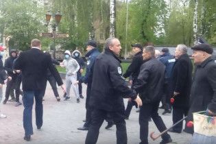 "Комуняку – на гілляку!" У Вінниці десятки молодиків напали на учасників першотравневого мітингу