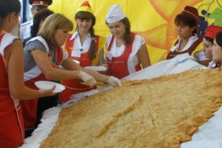Кримчани приготували рекордний 100-кілограмовий чебурек
