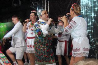 Роскошная вышиванка, веселые танцы и шампанское: как Верка Сердючка развлекала гостей евровечеринки