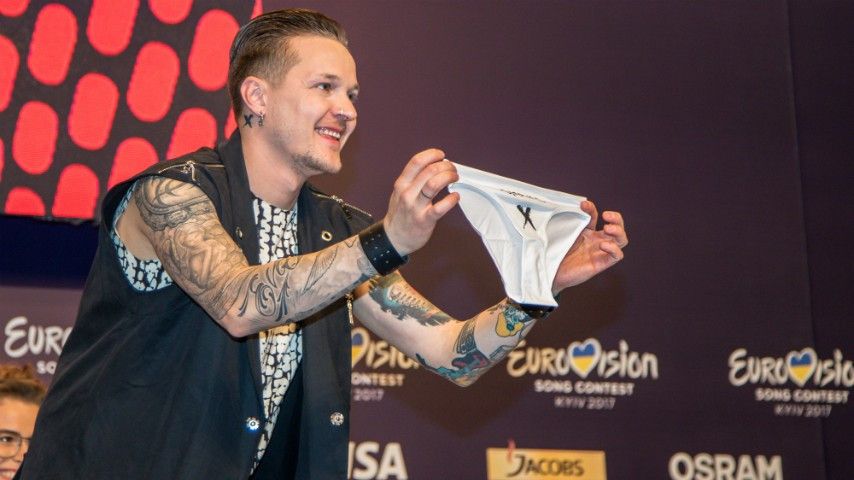 Фронтмен O.Torvald Галич дарує труси журналістці