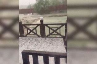 На Львовщине град плотно устелил землю