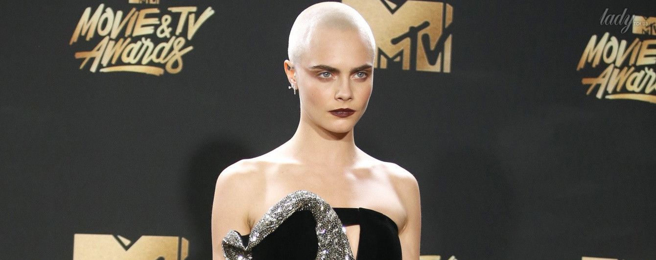 В бархатном мини и ботфортах: Кара Делевинь на церемонии MTV