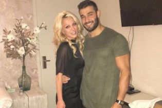 В маленьком черном платье и на каблуках: Бритни Спирс зажигает с возлюбленным