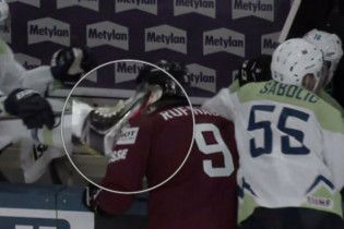 Словенский хоккеист едва не порезал горло сопернику лезвием конька на чемпионате мира