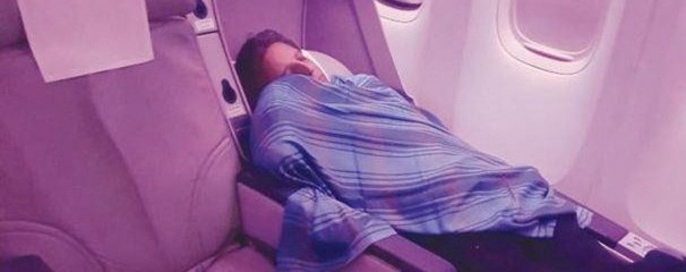 Пилот пакистанской авиакомпании во время рейса пошел спать, а управление оставил стажеру
