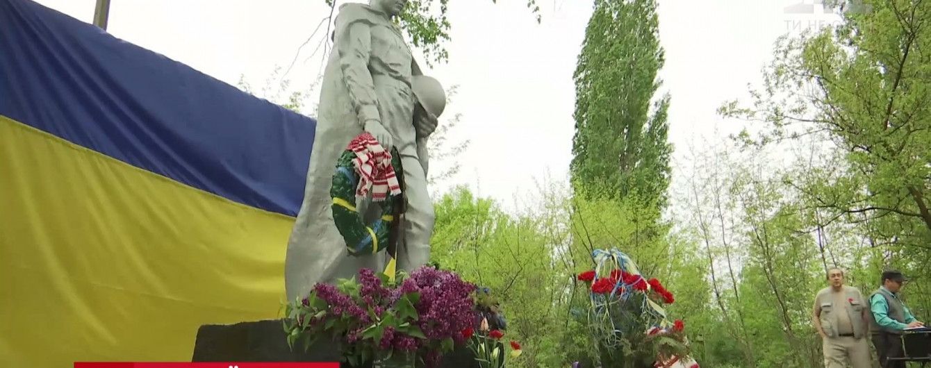 День памяти и примирения в зоне АТО: в Бахмуте вспомнили, как помогали военным в осаде боевиков