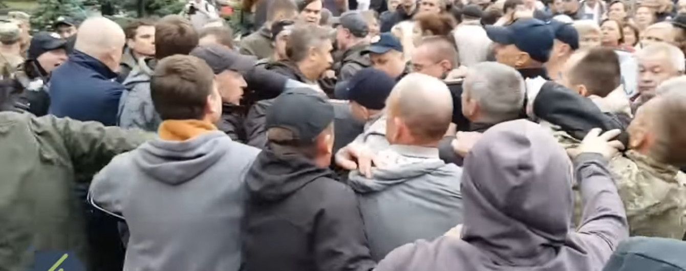 "Бессмертный полк" с георгиевскими лентами и песнями о России: в Харькове произошли потасовки