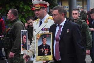 Фото деда, сгоревшего в лифте. В Сети высмеяли марш Захарченко с портретом "Мотороллы"